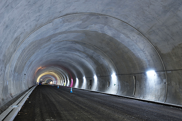 図版：覆工コンクリート工事も終えたトンネル内部の様子