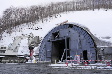 図版：積雪が最大1.5mにも及んだ本坑の坑口の様子（2016年1月）