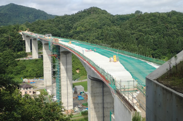 図版：橋の連結完了とワーゲンの解体に伴い橋上での作業が開始