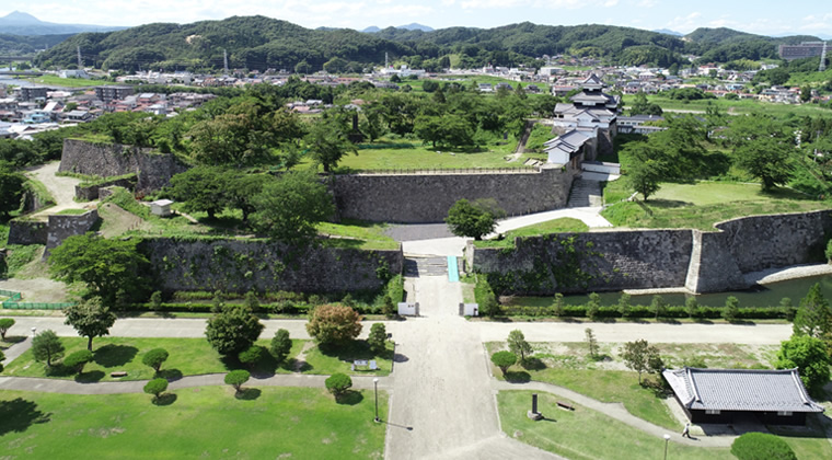 図版：正面全景