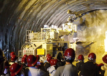 図版：白井トンネル内でのドリルジャンボのデモンストレーションの様子