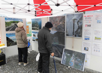 図版：工事の進捗を紹介するパネル展示