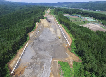 図版：野田秋田地区切土工の様子（ドローンによる撮影）