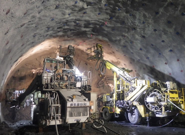 図版：高速施工が進むトンネル内、掘削の様子