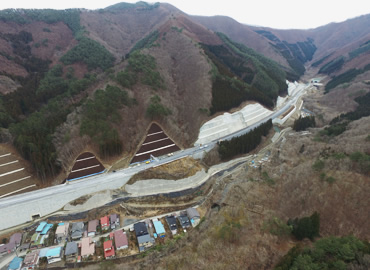 図版：終点側本線道路改良工事の様子（ドローンによる撮影）