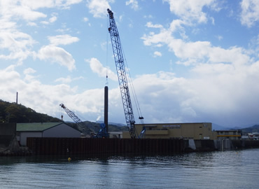 図版：右岸側仮堤防拡張工事の鋼矢板打設の様子（2017年10月）