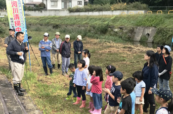 図版：工事の説明をする中西事務課長