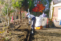 図版：宅地除染　庭等表土の削り取り作業