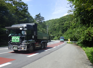 図版：福島県内仮置場からダンプトラックによりフレコンバッグに入った除去土壌を輸送する様子