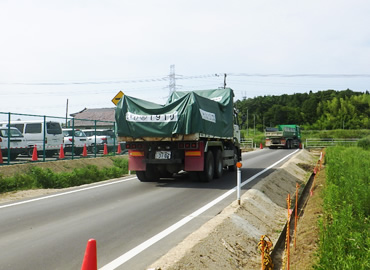 図版：受入・分別施設から土壌貯蔵施設へのダンプトラックによる処理土壌運搬の様子