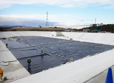 図版：土壌貯蔵施設（拡張東）遮水工施工の様子