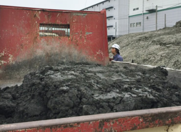 図版：ダンプに積載された泥CURE改良土壌