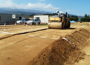 図版：泥DRY改質土の転圧（試験施工の状況）