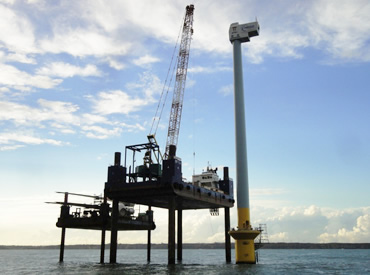 図版：自己昇降式作業台船（SEP）による洋上風車の組立