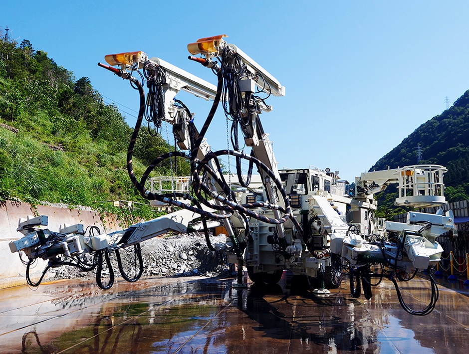 図版：エレクタ付き2ノズル自動吹付け機の全景