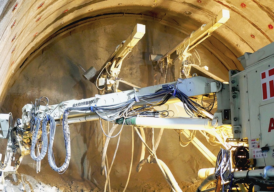 図版：2ノズル自動吹付け機による吹付け状況