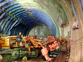 図版：新東名高速道路　羽根トンネル
