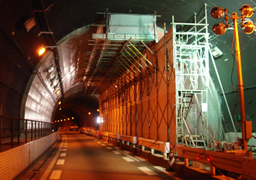 図版：供用中の道路トンネルにおける施工状況