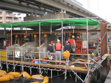 図版：営業線直下での地盤改良状況（東京モノレール）