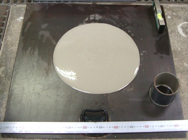 図版：流動性グラウトの例（セメントミルク。自重で流れてしまう）