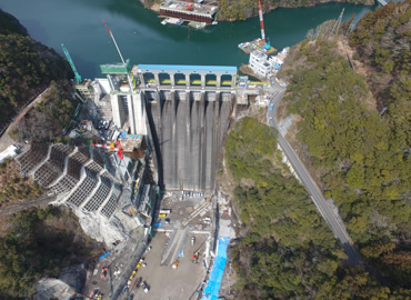 2期工事の様子　下流より望む