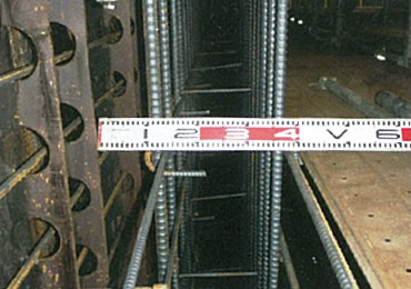 図版：孔あき鋼板ジベルと側壁鉄筋の組上がり状況
