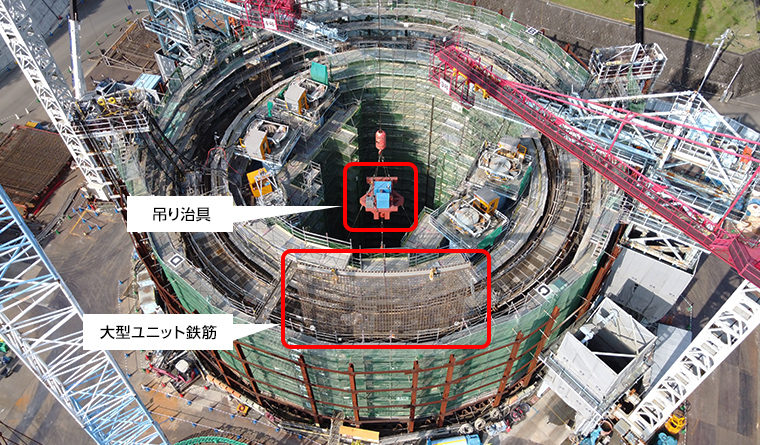 図版：大型ユニット鉄筋を使用した躯体構築作業