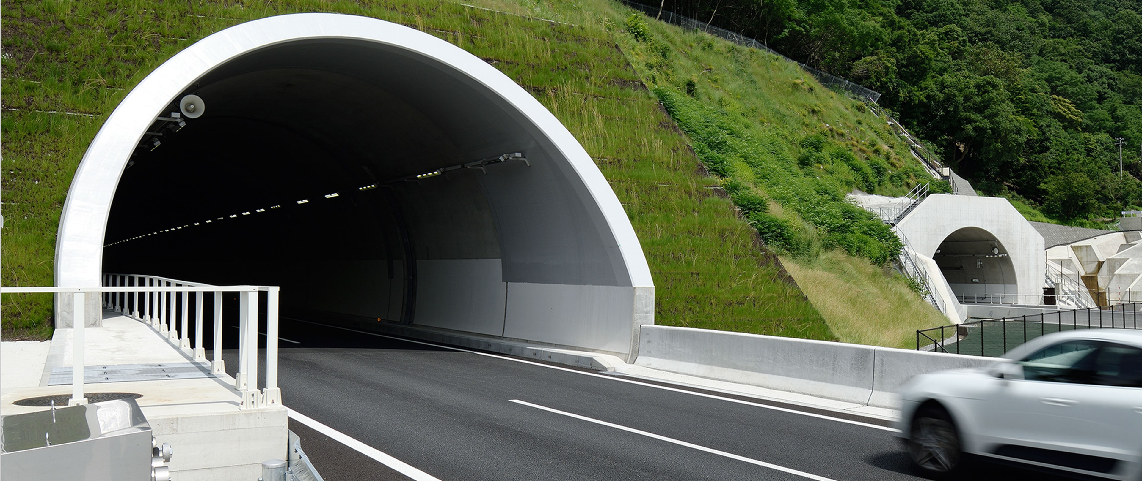 新名神⾼速道路　箕⾯トンネル⻄⼯事