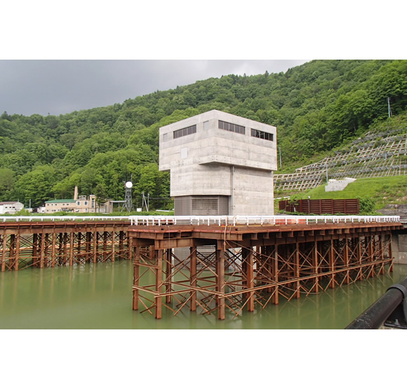新桂沢ダム取水塔