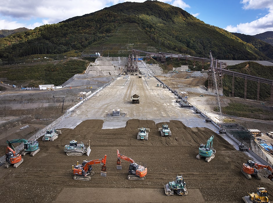 図版:国内最大規模の台形CSGダム 成瀬ダムの施工