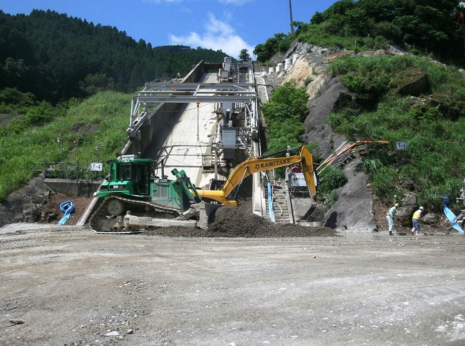 図版:地すべり対策工事の施工状況(大滝地区地すべり対策)
