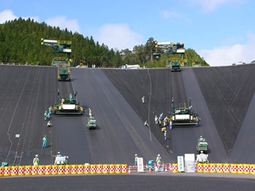 図版:アスファルトフェーシングの施工状況(小丸川発電所上部調整池)