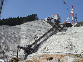 図版:五ケ山ダム堤体建設工事