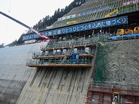図版:小石原川ダム本体建設工事