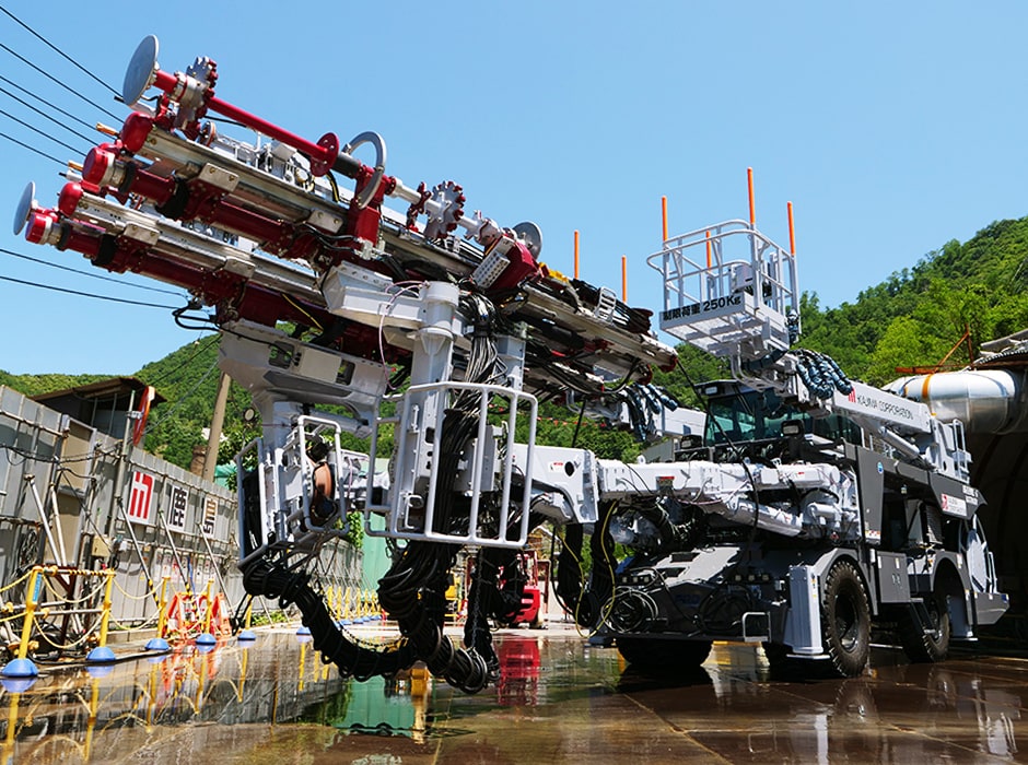 図版:ロックボルト工の一連作業を自動化する「2ブームロックボルト自動施工機」