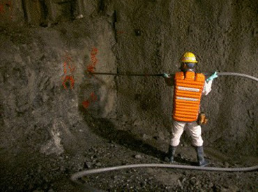 図版:トンネル下半の火薬装填状況