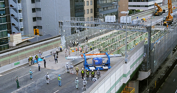 図版:旋回可能な専用架設機による床版の架設