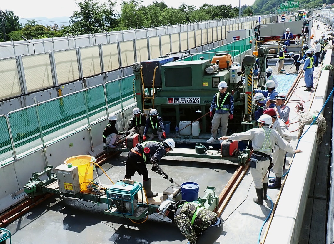 図版:UHPFRCによる道路橋床版の打替え(岡谷高架橋改良工事)