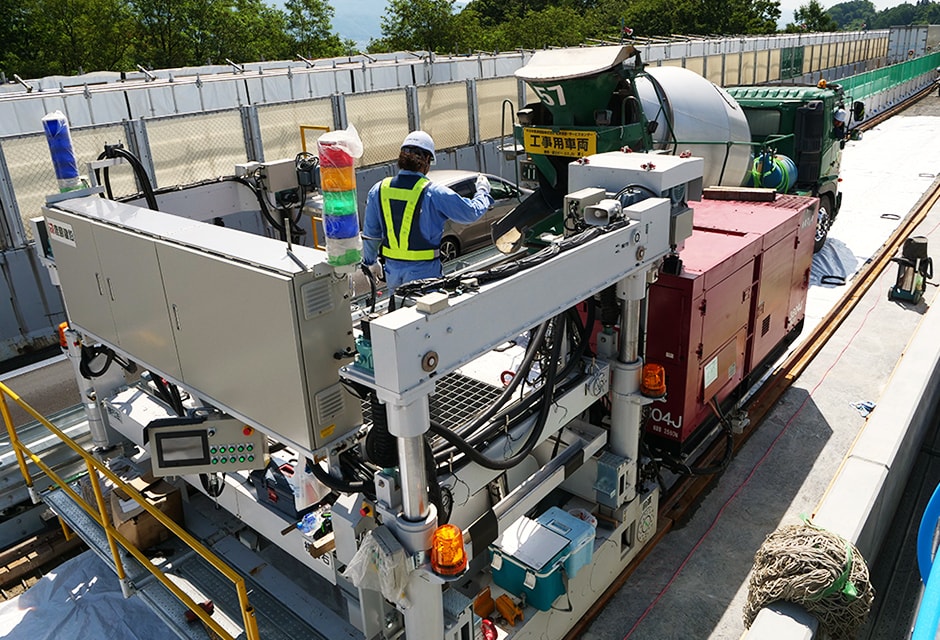自走式運搬機械による場内運搬・打込み