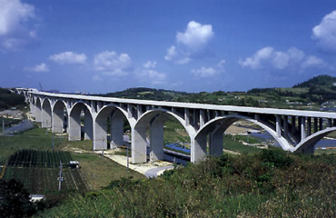 図版:南風原高架橋(完成写真)