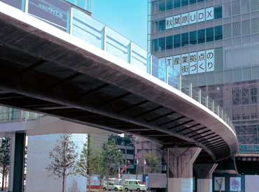 図版:秋葉原公共デッキ(完成写真)