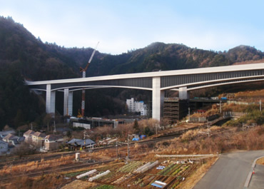 図版:裏高尾橋(完成写真)