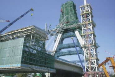 図版:超大型移動作業車による主桁張出し架設