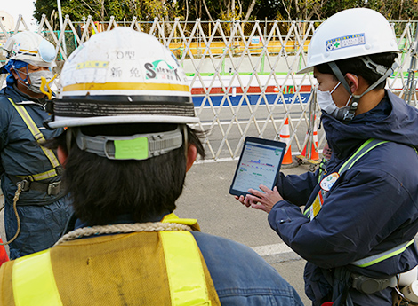 図版:iPadで鹿島セーフナビを利用し危険予知活動を実施