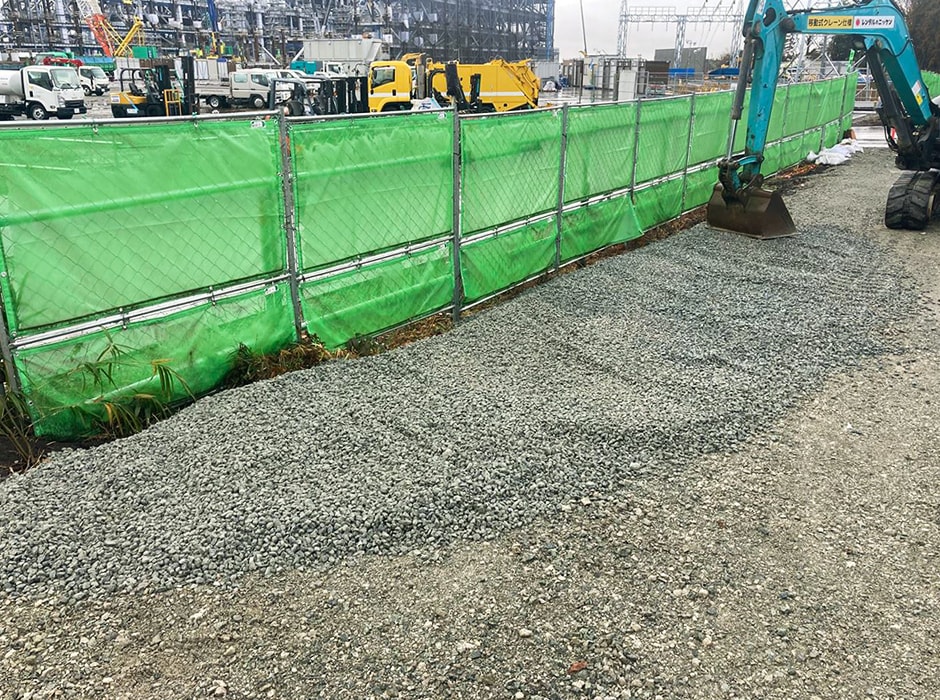 図版：現場内通路で骨材を路盤材として再利用する様子