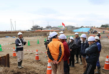 図版：上田所長の案内で堤防の盛り立ての様子を見学
