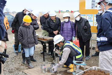 図版：堤防の材料となる3種混合処理土の実験の様子