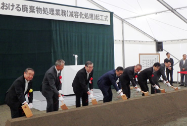 図版：鍬入れに参加する田代副社長（左端）