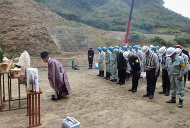 図版：ダム堤体直上流で行われた神事の模様