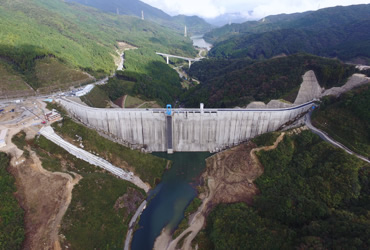 図版：試験湛水が開始された五ケ山ダム上流側（2016年10月26日撮影）